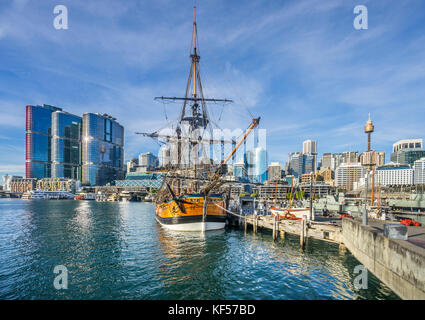 Australien, New South Wales, Sydney, Darling Harbour, das Australian National Maritime Museumand der HMB Endeavour replica vor dem Hintergrund der Baran Stockfoto