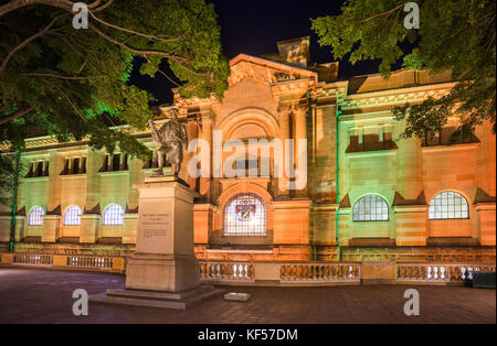 Australien, New South Wales, Sydney, Matthew Flinders Statue am Mitchell Flügel die Staatsbibliothek von New South Wales mit bunten Nacht Illumina Stockfoto