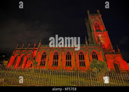 Anlässlich der Entfernung aus dem Historic England's Heritage at Risk Register wird in der St. Luke's Church in Liverpool ein neues 3-G-Beleuchtungssystem vorgestellt. Die 185 Jahre alte gotische Kirche wird zum Abschluss der £500,000-Restaurierung des Gebäudes, das im Zweiten Weltkrieg im Mai 1941 im Blitz ausgebrannt wurde, beleuchtet. Stockfoto