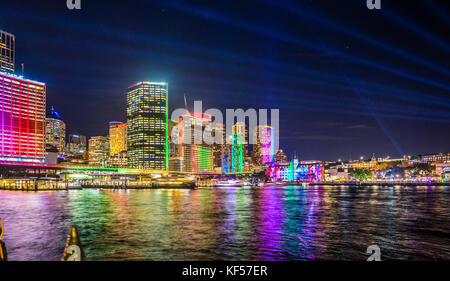 Australien, New South Wales, Sydney, kreisförmigen Quayat Nacht mit dem colouful beleuchtete Skyline der CBD während Vivid LIGHT 2017 Stockfoto