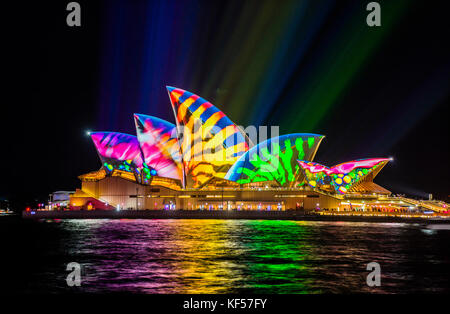 Australien, New South Wales, Sydney Opera House, Beleuchtung der Segel mit Audio Kreaturen bei Vivid LIGHT 2017 Stockfoto