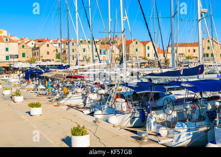 PRIMOSTEN, KROATIEN - Sep 4, 2017: Segeln Boote ankern im Hafen von Primosten, Dalmatien, Kroatien. Stockfoto