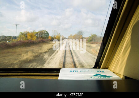 Die Passagiere der Zurückweichenden railway Tracks aus dem hinteren Fenster eines Personenzug. Stockfoto