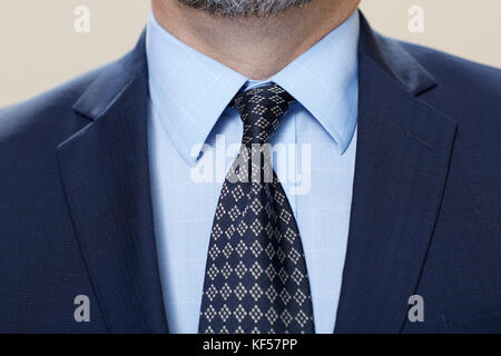 Eleganten bärtigen Mann mit Anzug mit Krawatte in Nahaufnahme Stockfoto