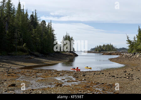 Kajaks floating in kleinen Ocean Cove in der Nähe von Forest, Alaska, USA Stockfoto