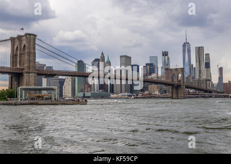 Brooklyn Bridge und Manhattan vom East River gesehen, Brooklyn Stockfoto