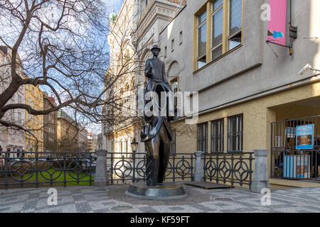 Prag, Tschechische Republik - 15. März 2017: Franz Kafka Statue im jüdischen Viertel des Künstlers Jaroslav Rona. Stockfoto