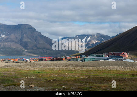 Norwegen, Spitzbergen. Landschaftlich schöner Überblick über die Hauptstadt Longyearbyen. (78 Â 13'46' N 15 Â 36'03' E) Stockfoto