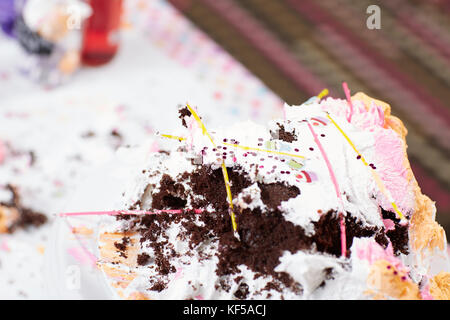 Nahaufnahme, Ansicht von angebrochenen cremige Torte auf dem Tisch Stockfoto