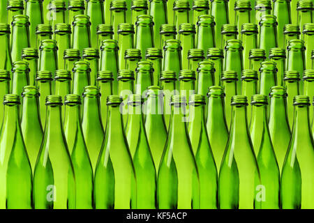 Leere Bierflaschen grün Hintergrund Stockfoto