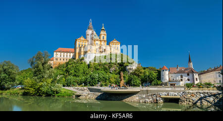 Blick auf das Stift Melk, ein Benediktinerkloster oberhalb der Stadt Melk in Österreich Stockfoto