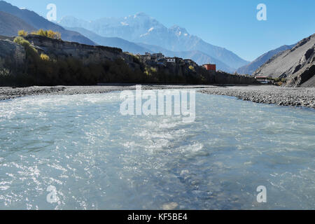 Mountain River im Himalaya mit den acht tausend Meter dhaulagiri im Hintergrund Stockfoto