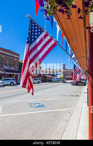 Amerikanische Flagge mit überdachten Crosswalk im Hintergrund auf Cottage Avenue in der Innenstadt von Kaschmir eine Stadt in Chelan County, Washington, United States Stockfoto