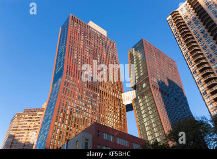 Amerikanische Kupfer Gebäude mit zwei Wohntürme (48 Geschichten) durch eine Fußgängerbrücke in Murray Hill, New York City, NY, USA verbunden. Stockfoto