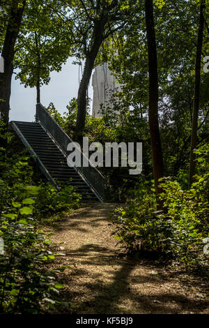 Battlefield Ruinen heute von der Natur zurückerobert. Das Beinhaus von Douaumont, National Friedhof und die Gedenkstätte, Frankreich. Stockfoto