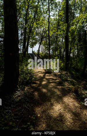 Battlefield Ruinen heute von der Natur zurückerobert. Das Beinhaus von Douaumont, National Friedhof und die Gedenkstätte, Frankreich. Stockfoto