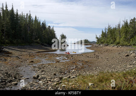 Kajaks in der kleinen Bucht in den Bergen in der Nähe von Forest, Alaska, USA Stockfoto