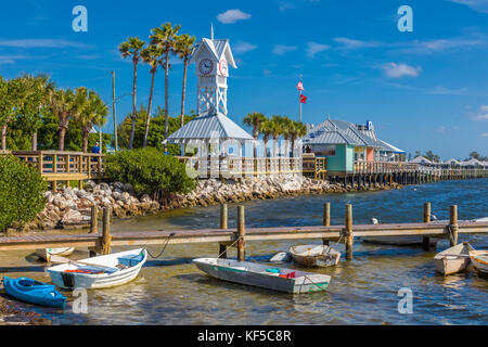 Bridge Street Pier und Uhrturm auf Anna Maria Island in Bradenton Beach, Florida Stockfoto