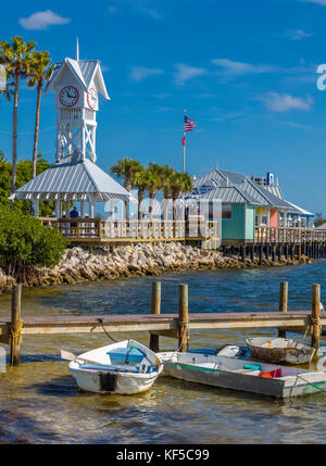 Bridge Street Pier und Uhrturm auf Anna Maria Island in Bradenton Beach, Florida Stockfoto