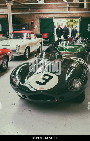 1955 Jaguar DType Sports Racing Auto in einer Garage im Bicester Heritage Center, Oxfordshire, England. Vintage Filter angewendet Stockfoto