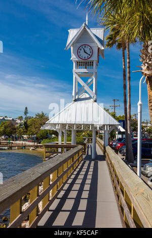 Bridge Street Pier und Uhrturm auf Anna Maria Island in Bradenton Beach, Florida Stockfoto