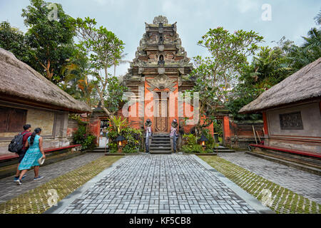 Puri Saren Agung, auch als Ubud Palace in der Dämmerung bekannt. Ubud, Bali, Indonesien. Stockfoto