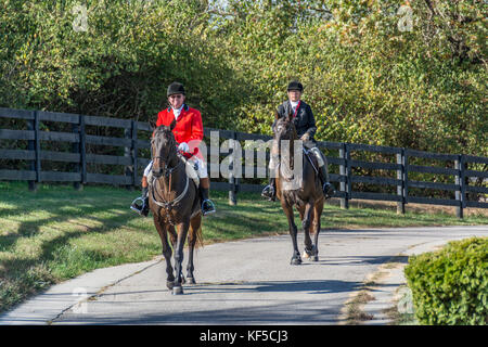 Zwei Fahrer nach der jährlichen Segnung der Hunde bei den Irokesen Hunt Club in Kentucky, USA Stockfoto