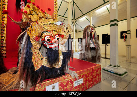 Barong-Maske für traditionelle balinesische Tanzvorstellung im Setia Darma Haus der Masken und Marionetten in Mas, Ubud, Bali, Indonesien. Stockfoto