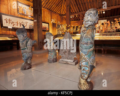 Holzfiguren, die im Haus der Masken und Puppen von Setia Darma ausgestellt sind. Mas, Ubud, Bali, Indonesien. Stockfoto