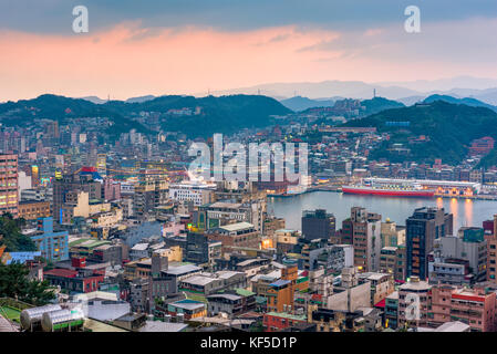 Keelung, Taiwan die Skyline in der Dämmerung. Stockfoto