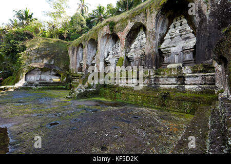 Rock cut Schreine in Gunung Kawi, aus dem 11. Jahrhundert Tempel und Grabkunst komplex. Tampaksiring, Bali, Indonesien. Stockfoto
