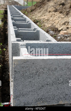 Nahaufnahme von Haus Fundament aus Beton Schalung Blöcke Stockfoto