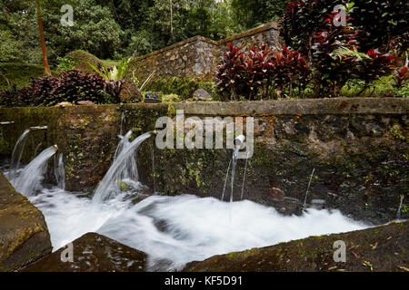 Wasser entspringt im Mengener Tempel. Tampaksiring, Bali, Indonesien. Stockfoto