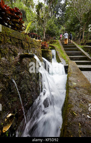 Wasser entspringt im Mengener Tempel. Tampaksiring, Bali, Indonesien. Stockfoto