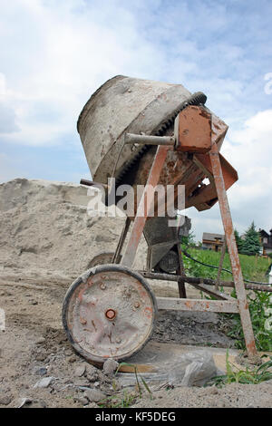 Alten grunge Betonmischer auf der Baustelle Stockfoto