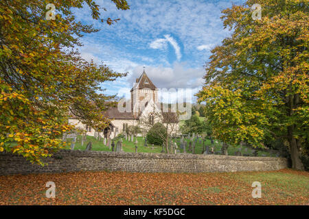 Laurentius Kirche, Seale Dorf, Surrey, UK, im Herbst an einem sonnigen Tag mit blauem Himmel und weißen Wolken. Landschaft im Surrey Hills AONB. Stockfoto