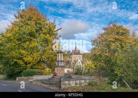 Laurentius Kirche, Seale Dorf, Surrey, UK, im Herbst an einem sonnigen Tag mit blauem Himmel und weißen Wolken. Landschaft im Surrey Hills AONB. Stockfoto