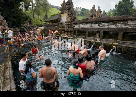 Menschen, die auf die rituelle Reinigung im Heiligen Frühling warten. Tempel Von Tirlta Empul, Tampaksiring, Bali, Indonesien. Stockfoto