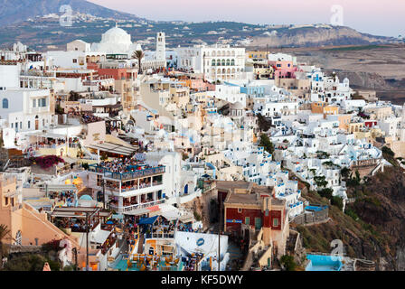 Thira, Santorini, Griechenland - Juli 19, 2012: beleuchtete Luxus Balkon Terrassen und Innenhöfe mit Restaurants der Stadt Fira auf Santorini ist eine Dämmerung. Stockfoto