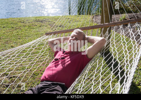 Ältere Menschen Entspannen in der Hängematte, South Carolina, USA Stockfoto