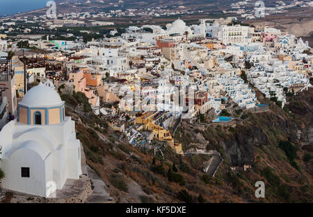 Thira, Santorini, Griechenland - Juli 19, 2012: beleuchtete Luxus Balkon Terrassen und Innenhöfe mit Restaurants der Stadt Fira auf Santorini ist eine Dämmerung. Stockfoto