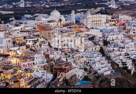 Thira, Santorini, Griechenland - Juli 19, 2012: beleuchtete Luxus Balkon Terrassen und Innenhöfe mit Restaurants der Stadt Fira auf Santorini ist eine Dämmerung. Stockfoto