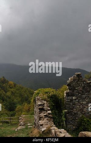 Sturmwolken über den Verlassenen, appennine, Dorf vecchio connio, carrega Ligure, Piemont, Norditalien. Stockfoto