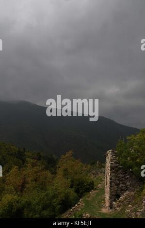 Sturmwolken über den Verlassenen, appennine, Dorf vecchio connio, carrega Ligure, Piemont, Norditalien. Stockfoto