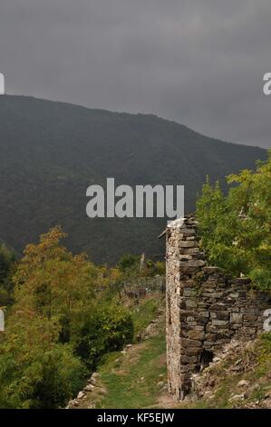 Sturmwolken über den Verlassenen, appennine, Dorf vecchio connio, carrega Ligure, Piemont, Norditalien. Stockfoto