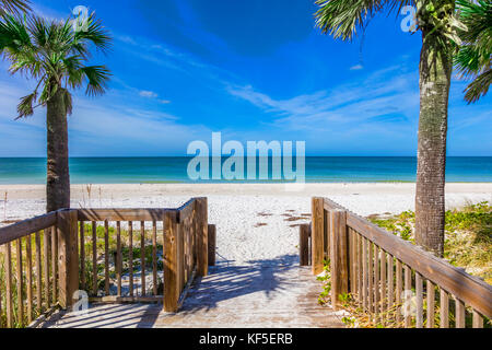 Gehweg zum Golf von Mexiko Strand auf Anna Maria Island in Bradenton Beach, Florida Stockfoto