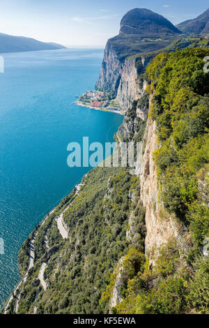 Spektakuläre Landschaft aus dem Dorf Tremosine mit Blick auf den Gardasee, Lombardei, Italien Stockfoto