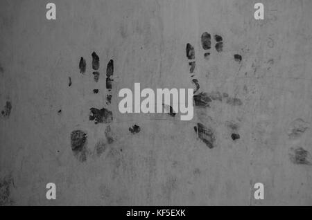 Zwei Hände auf eine graue Wand markiert Stockfoto