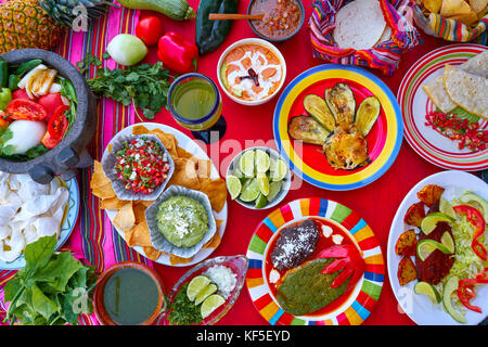 Mexikanische Rezepte mix auf einem bunten Tisch mit Saucen aus Mexiko Stockfoto