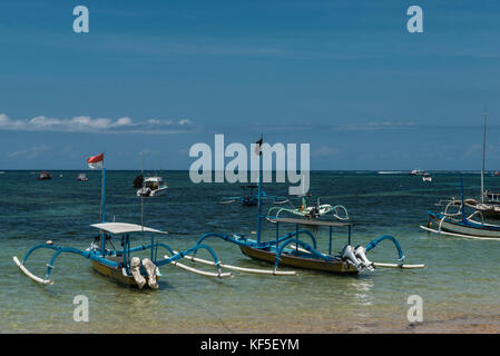 Traditionelle balinesische Dragonfly Boot am Strand. jukung Fischerboote am Strand von Sanur, Bali, Indonesien, Asien Stockfoto